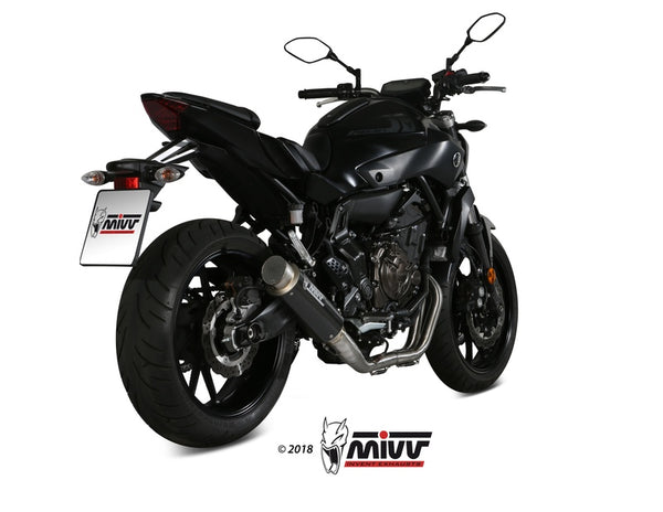 MIVV GP PRO Full Exhaust System monterat på Yamaha MT-07 00.73.Y.045.L2P, visat bakifrån med sportig design och kolfiberljuddämpare.