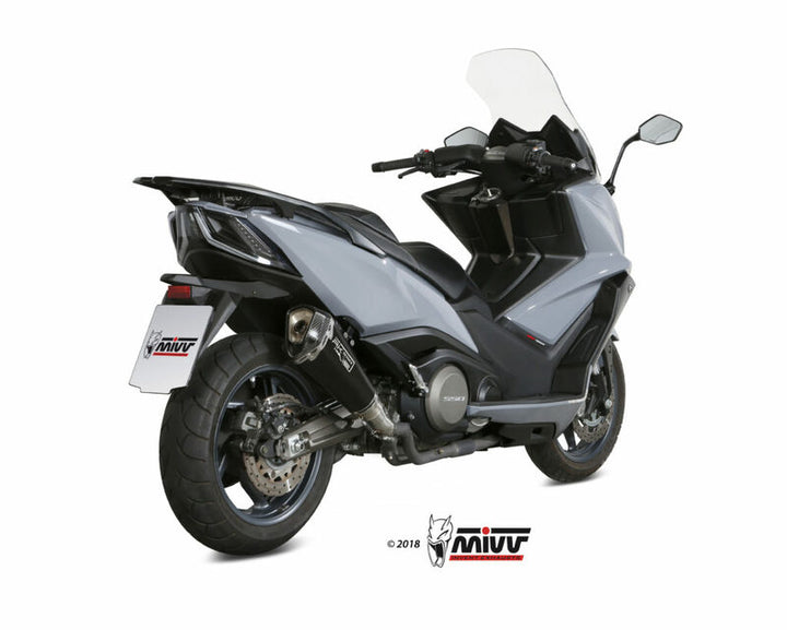 Bakre vy av Kymco AK 550 med MIVV Delta Race Black Silencer installerad, visar sportigt avgassystem i svart stål och kolfiber.