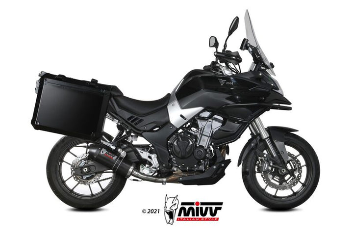 MIVV Slip-On Muffler monterad på Voge Valico 500DS, förbättrar motorcykelns utseende och ljud med kolfiberfinish och racingdesign.