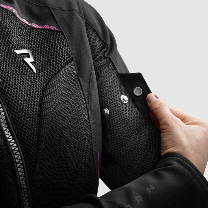 Justerbara ärmslut på Rebelhorn Dam Textil Mc-Jacka Jax med tryckknappar. Praktisk och säker design för motorcyklister.