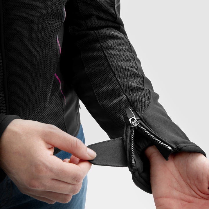 Dragkedja vid ärmslut på Rebelhorn Dam Textil Mc-Jacka Jax för enkel justering och bekväm passform. Stilren och funktionell design.