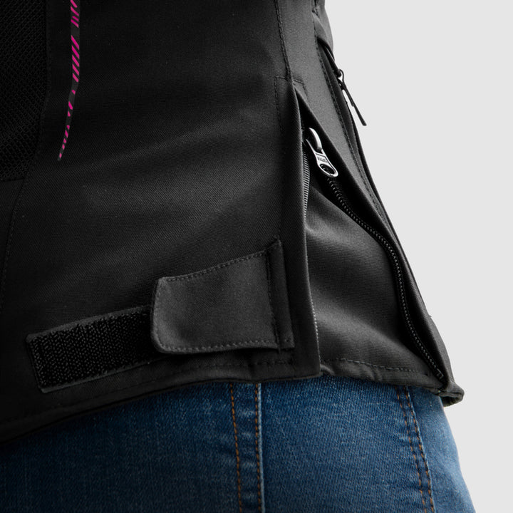 Sidodetalj på Rebelhorn Dam Textil Mc-Jacka Jax med dragkedja och kardborreband. Praktisk och justerbar design.