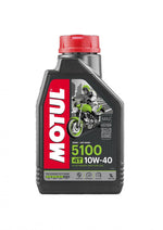 Motul Motorolja 5100 4T 10w-40 1L med röd kork och etikett som visar en grön motorcykel. Passar fyrtaktsmotorer för väg och off-road.